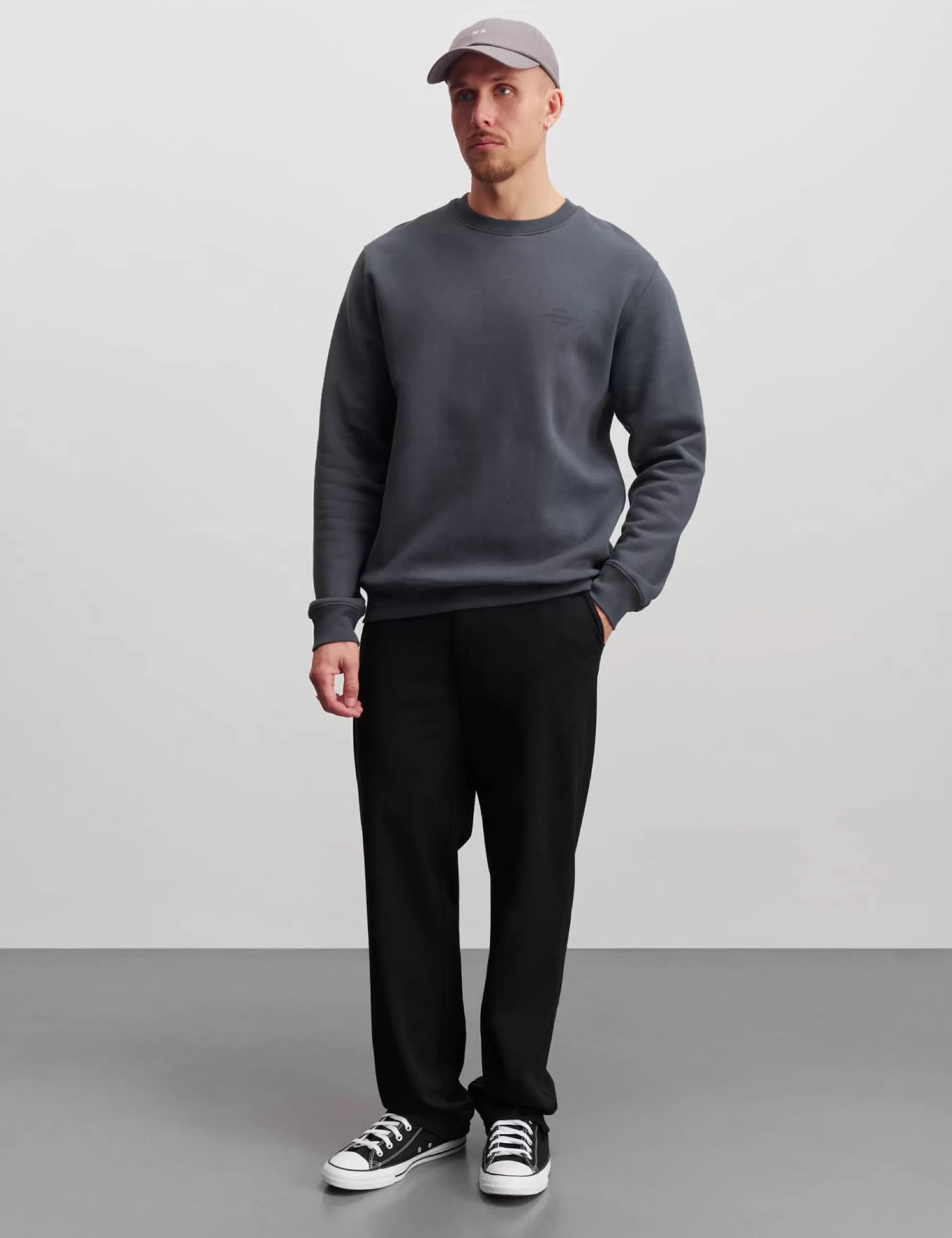 MADS NØRGAARD Standard Crew Logo Sweat Black Oyster Hot